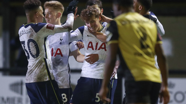 שחקני טוטנהאם חוגגים (צילום: MARTIN RICKETT/POOL/AFP via Getty Images)