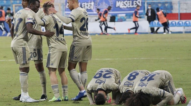 שחקני פנרבחצ’ה חוגגים (צילום: Gok/Anadolu Agency via Getty Images)