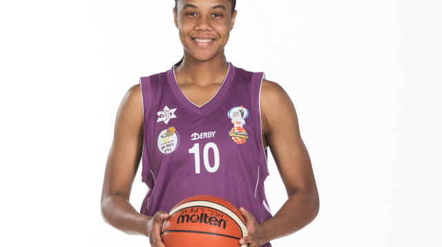 ניה קופי במדי רמת גן (צילום: באדיבות מנהלת ליגת העל לנשים בכדורסל)