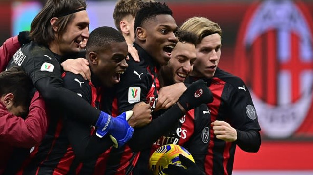 שחקני מילאן חוגגים (צילום: MIGUEL MEDINA/AFP via Getty Images)