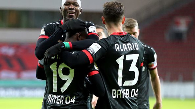 שחקני לברקוזן חוגגים (צילום: Christof Koepsel/Getty Images)