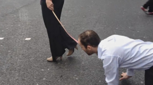 אישה מוליכה גבר ברצועה, אילוסטרציה (צילום: Getty images)