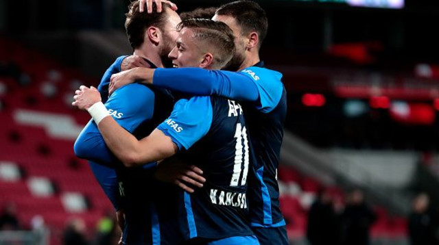 שחקני אלקמאר חוגגים נגד פ.ס.וו איינדהובן (צילום: Soccrates/Getty Images)