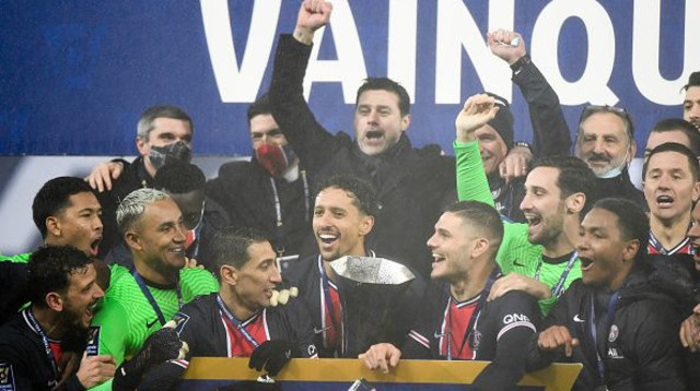 מאוריסיו פוצ’טינו ושחקני פריז סן ז’רמן חוגגים (צילום: Anthony Dibon/Icon Sport via Getty Images)