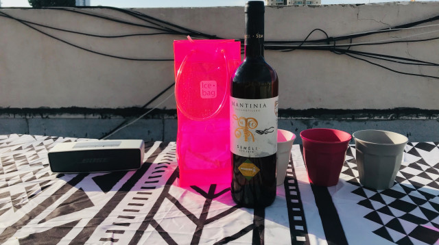 יין לבן על הגג  (צילום: טליה לוין)