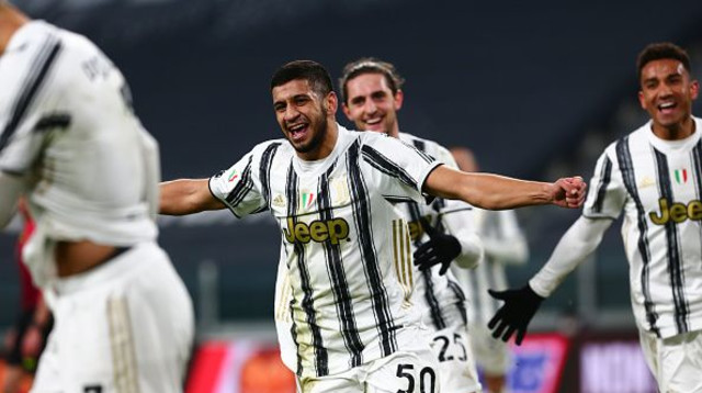 חמזה רפיה חוגג עם שחקני יובנטוס (צילום: Massimiliano Ferraro/NurPhoto via Getty Images)