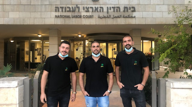 חברי ועד העובדים של דור אלון בכניסה לבית הדין הארצי (באמצע, יו"ר הועד טל זגורי) (צילום: דוברות ההסתדרות הלאומית)