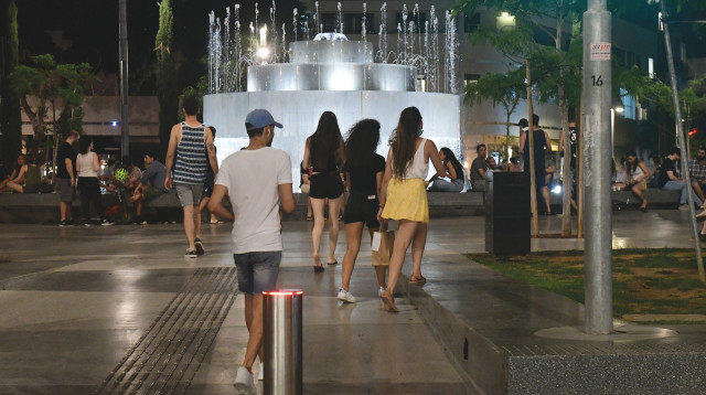 צעירים מבלים בכיכר דיזנגוף (צילום: אבשלום ששוני)