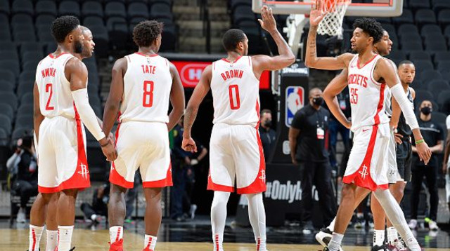 שחקני יוסטון רוקטס (צילום: Logan Riely/NBAE via Getty Images)
