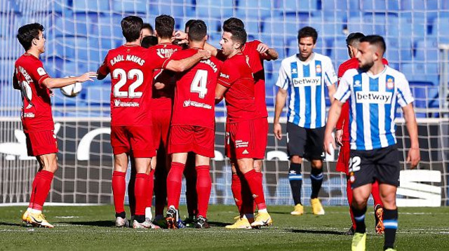 שחקני אוסאסונה חוגגים מול אספניול (צילום: Eric Alonso / Stringer)