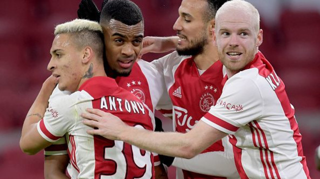 שחקני אייאקס חוגגים (צילום: Gerrit van Keulen/BSR Agency/Getty Images)