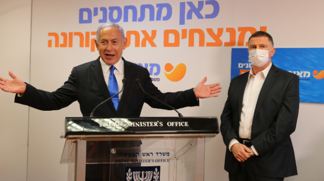 בנימין נתניהו ויולי אדלשטיין בקופת חולים מאוחדת בבית שמש (צילום: אלי דסה)