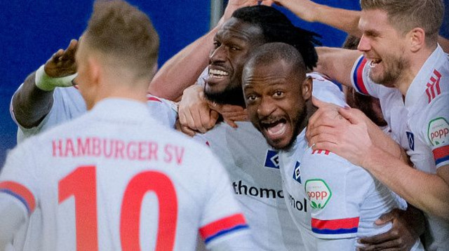 שחקני המבורג חוגגים (צילום: Axel Heimken/picture alliance via Getty Images)