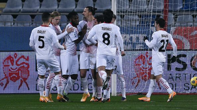 זלאטן איברהימוביץ’ חוגג עם שחקני מילאן (צילום: Emanuele Perrone/Getty Images)