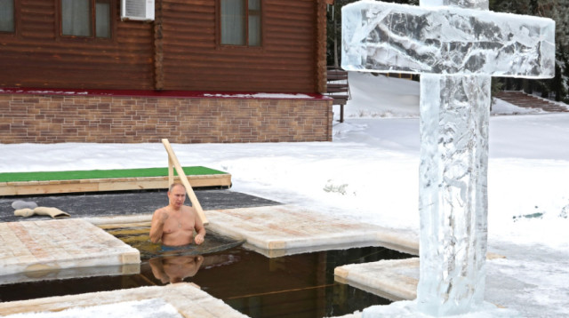פוטין טובל בבריכה קפואה (צילום: רשתות חברתיות)