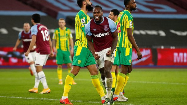 מיקאיל אנטוניו חוגג נגד ווסט ברומיץ’ (צילום: Matthew Childs - Pool/Getty Images)