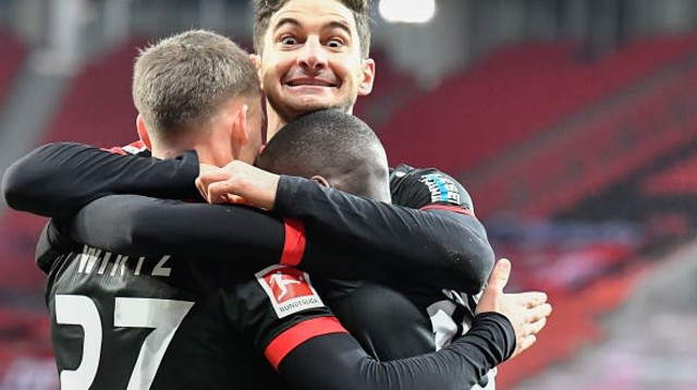 פלוריאן וירץ ושחקני לברקוזן חוגגים (צילום: MARTIN MEISSNER / Contributor)