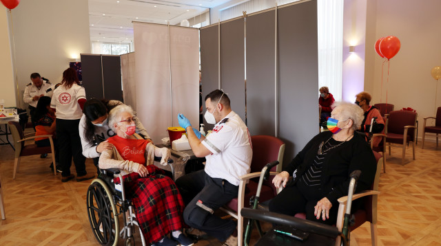 מתחסנים בבית האבות בנתניה (צילום: רויטרס)