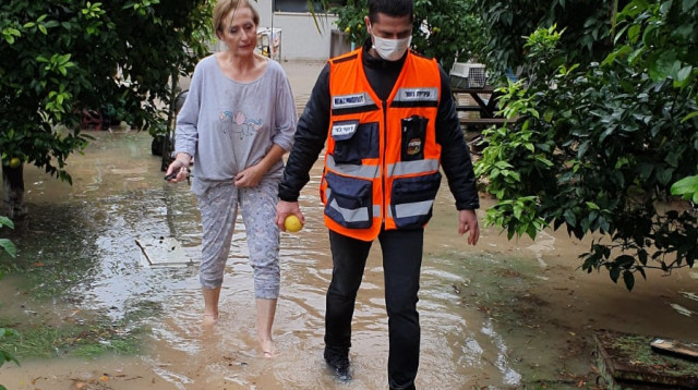 רועי לוי והאישה שהציל בנשר (צילום: עיריית נשר)