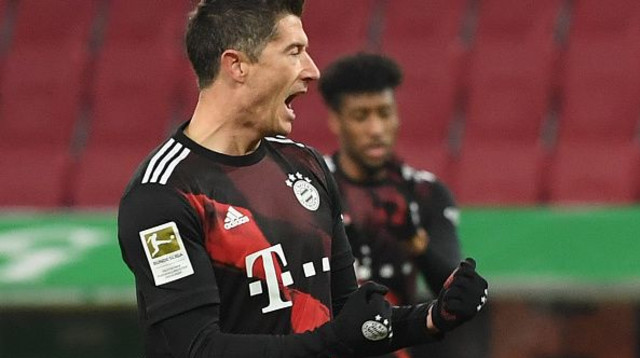 רוברט לבנדובסקי חוגג (צילום: ANDREAS GEBERT/POOL/AFP via Getty Images)