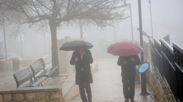 מזג אוויר סוער גשם בצפת  (צילום: דוד כהן, פלאש 90)