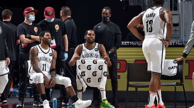 קיירי אירווינג, ג’יימס הארדן, קווין דוראנט (צילום: David Liam Kyle/NBAE via Getty Images)