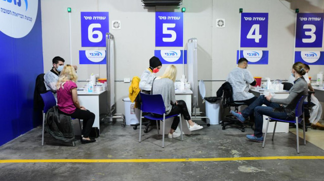 מתחם לחיסוני קורונה (למצולמים אין קשר לנאמר בכתבה) (צילום: אבשלום ששוני)