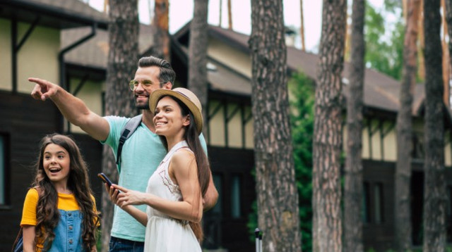 משפחה מאושרת (צילום: FREEPIK)