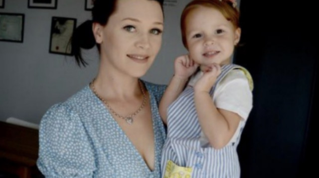 מוניקה גרין ובתה הקטנה (צילום: רשתות חברתיות)