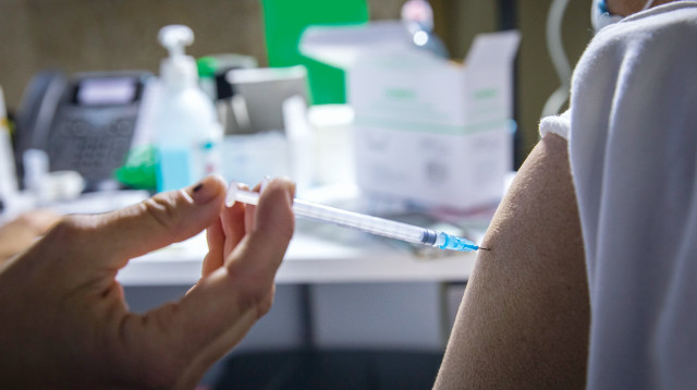 חיסון לקורונה (צילום: אוליבייה פיטוסי, פלאש 90)