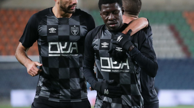 עלי מוחמד חוגג עם שי קונסטנטין (צילום: דני מרון)