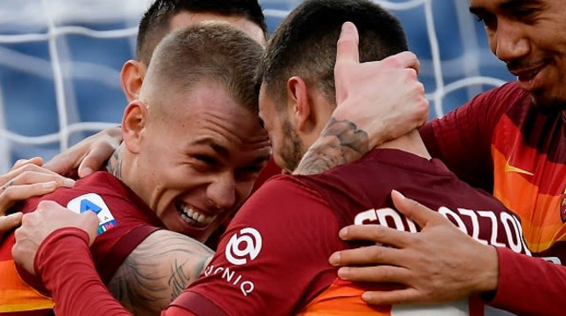 שחקני רומא חוגגים (צילום: FILIPPO MONTEFORTE/AFP via Getty Images)