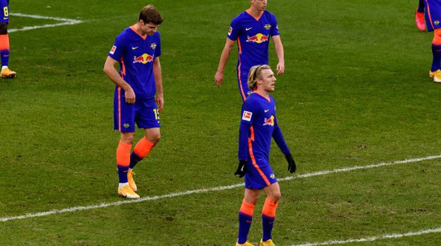 שחקני לייפציג מאוכזבים (צילום: Mario Hommes/DeFodi Images via Getty Image)