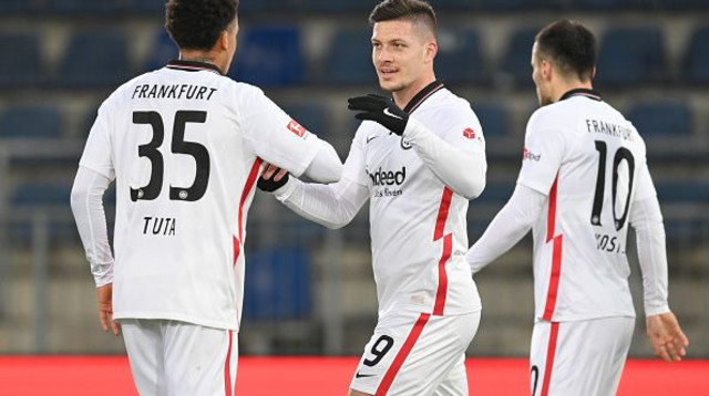 לוקה יוביץ’ חוגג עם שחקני פרנקפורט (צילום: Stuart Franklin/Getty Images)