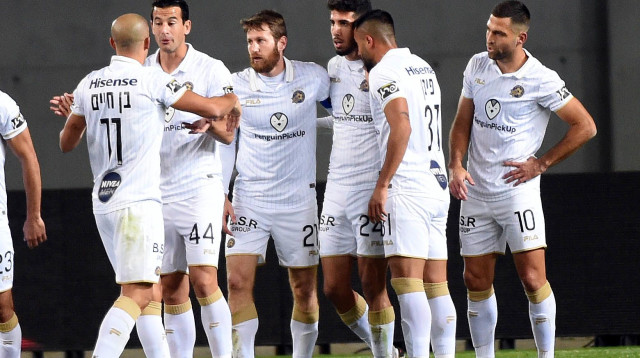 יונתן כהן חוגג עם שחקני מכבי תל אביב (צילום: ברני ארדוב)