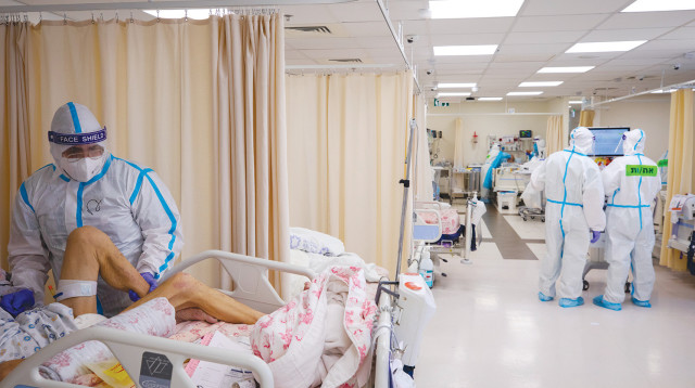 מחלקת קורונה בבית חולים בארץ (צילום: אוליבייה פיטוסי, פלאש 90)