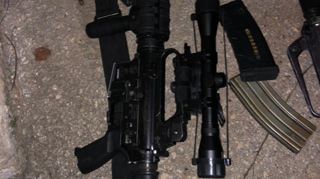 מעצר פלסטיני אשר ברכבו נשק רב (צילום: דוברות המשטרה)