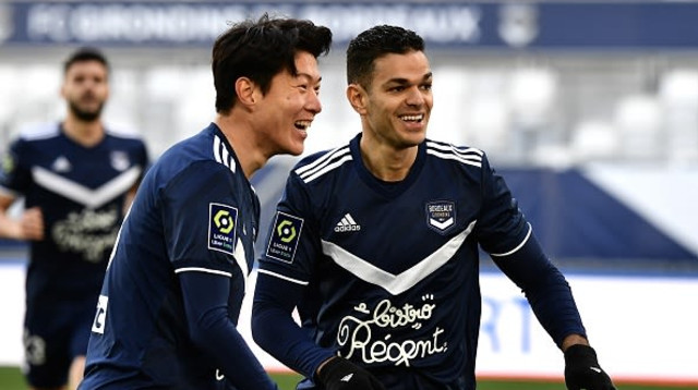 חאתם בן ערפה, הוואנג אוי-ג’ו (צילום: PHILIPPE LOPEZ/AFP via Getty Images)