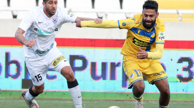 דור מיכה שומר על גאיאס זאהיד (צילום: הטוויטר הרשמי של אפואל ניקוסיה)