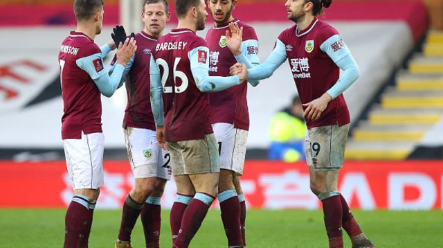 שחקני ברנלי חוגגים (צילום: Julian Finney/Getty Images)