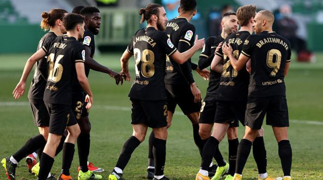 שחקני ברצלונה חוגגים עם דה יונג (צילום: Angel Martinez / Stringer)