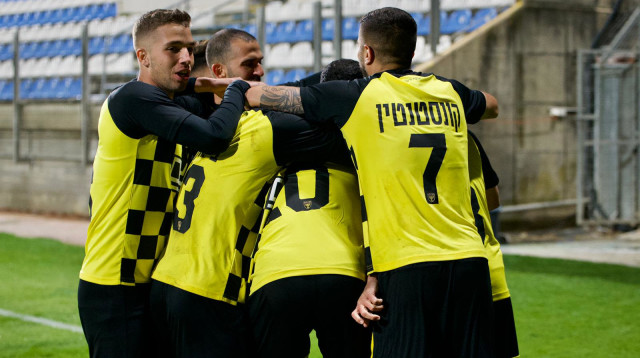 שחקני בית"ר ירושלים חוגגים (צילום: דני מרון)