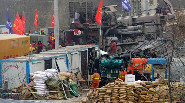 עבודות החילוץ במכרה הזהב בסין (צילום: רויטרס)