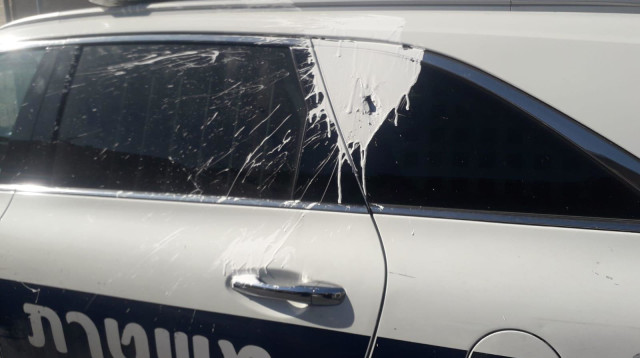 ניידת משטרה שניזוקה, בית שמש (צילום: דוברות המשטרה)