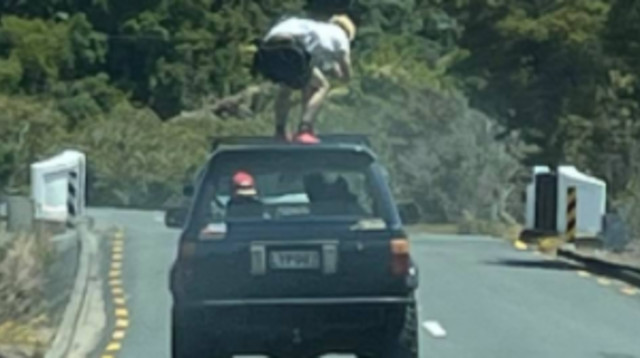 תיעוד הצעיר "גולש" על גג הרכב (צילום: רשתות חברתיות)