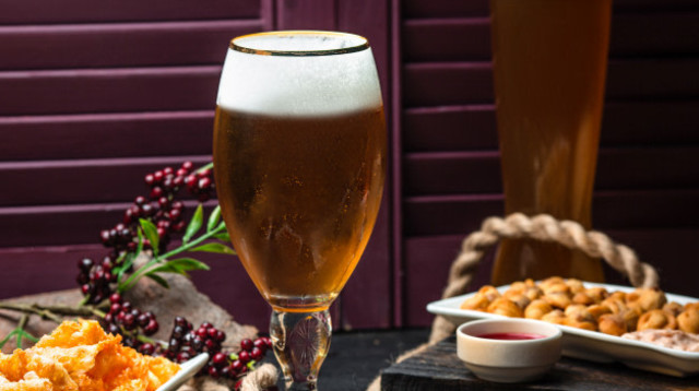 בירה ופיצוחים (צילום: FREEPIK)