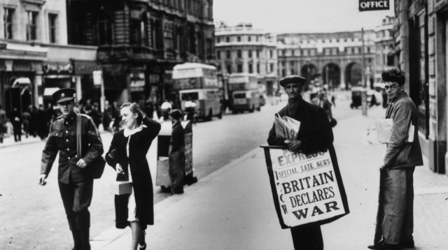 מכירת עיתונים בבריטניה, 1939 (צילום: gettyimages)