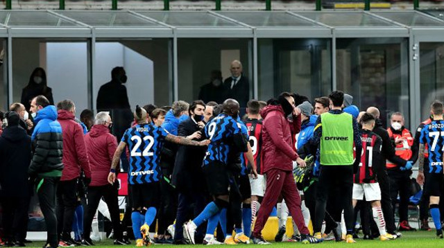 העימות בין רומלו לוקאקו וזלאטן איברהימוביץ’ (צילום: Emilio Andreoli - Inter/Inter via Getty Images)