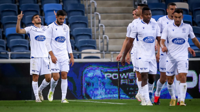 ליאל עבדה חוגג עם שחקני מכבי פתח תקווה (צילום: מאור אלקסלסי)