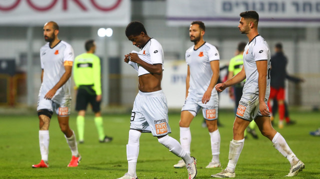 שחקני בני יהודה מאוכזבים (צילום: לירון מולדובן)